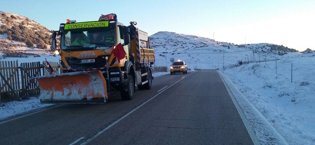 Máquina quita nieve trabajando en las carreteras de la provincia. Foto de archivo. Máquina quita nieve trabajando en las carreteras de la provincia. Foto de archivo.