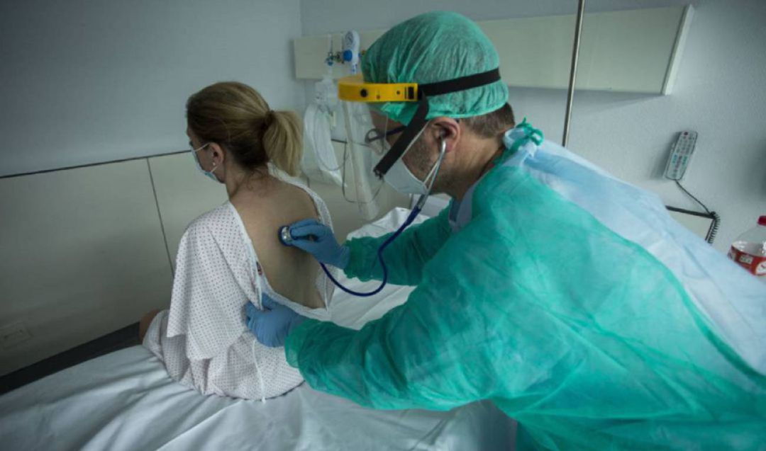 Un sanitario atiende a una enferma de Covid Un sanitario atiende a una enferma de Covid