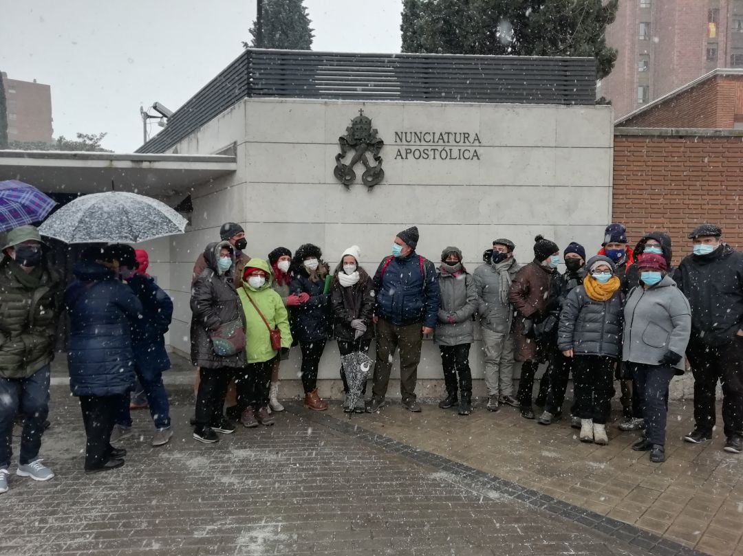 Un grupo de comunidades cristianas han entregado una carta en la Nunciatura para pedir que el Papa intervenga por las personas de la Cañada Real. Un grupo de comunidades cristianas han entregado una carta en la Nunciatura para pedir que el Papa intervenga por las personas de la Cañada Real.