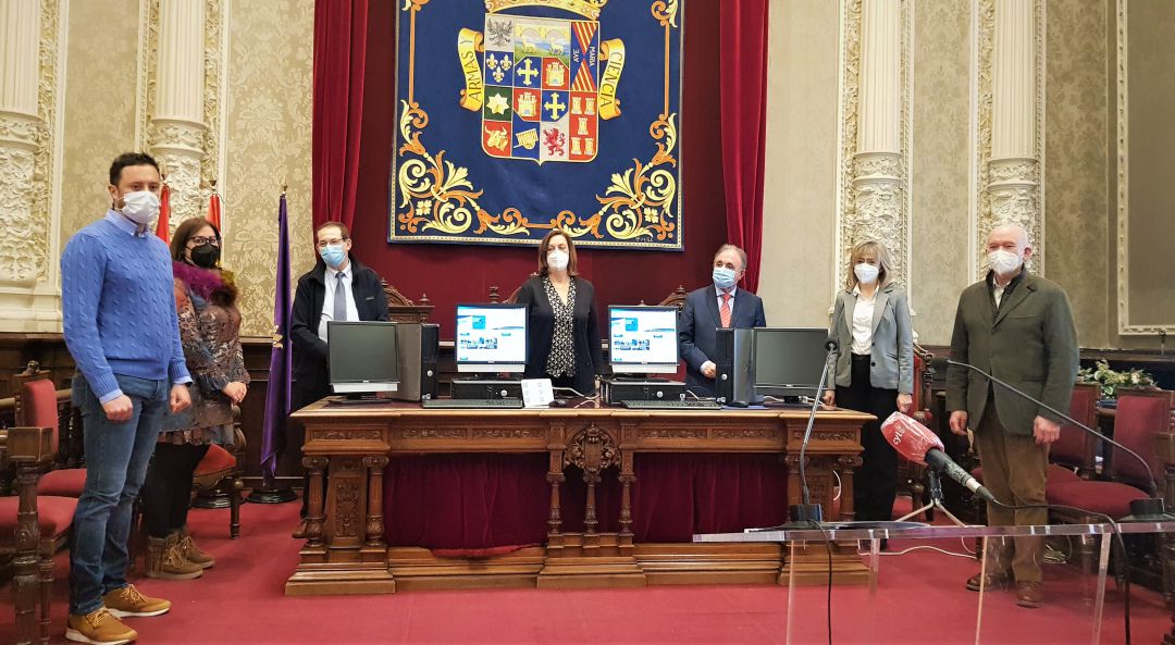 Entrega de ordenadores por parte de la Diputación de Palencia Entrega de ordenadores por parte de la Diputación de Palencia