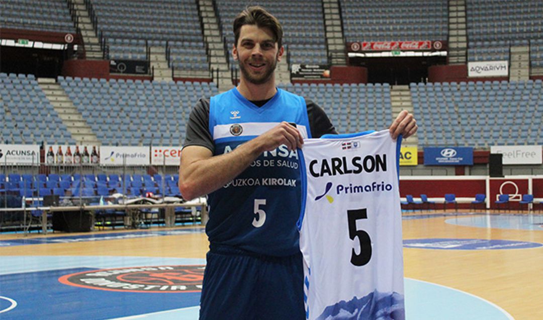 Mike Carlson posa con su camiseta en Illunbe Mike Carlson posa con su camiseta en Illunbe