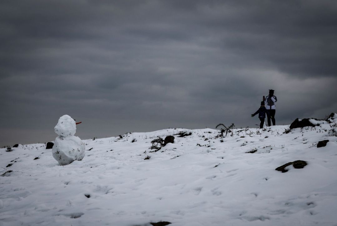 Numeroso donostiarras se han acercado al monte Jaizkibel, en la vecina localidad de Lezo, para disfrutar de las primeras nevadas. Numeroso donostiarras se han acercado al monte Jaizkibel, en la vecina localidad de Lezo, para disfrutar de las primeras nevadas.
