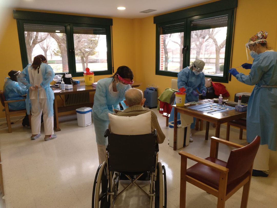 El equipo de sanitarios prepara la vacunacióncontra la Covid 19 en la Residencia El Alamillo de Cuéllar El equipo de sanitarios prepara la vacunacióncontra la Covid 19 en la Residencia El Alamillo de Cuéllar