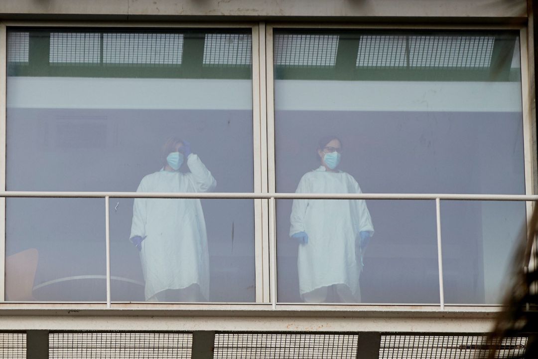 Dos profesionales sanitarias se asoman a una de las ventanas dell Hospital del Mar de Barcelona Dos profesionales sanitarias se asoman a una de las ventanas dell Hospital del Mar de Barcelona