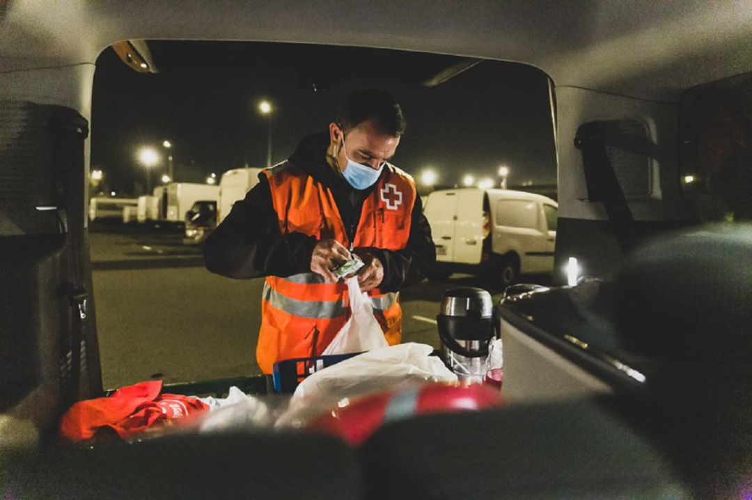 El voluntariado de la Unidad de Emergencia Social de Cruz Roja refuerza la atención de personas sin techo por frío en Zaragoza El voluntariado de la Unidad de Emergencia Social de Cruz Roja refuerza la atención de personas sin techo por frío en Zaragoza