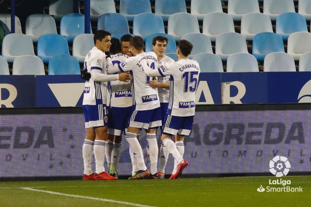 Los jugadores del Real Zaragoza celebran el gol de Narváez en el minuto 17 Los jugadores del Real Zaragoza celebran el gol de Narváez en el minuto 17