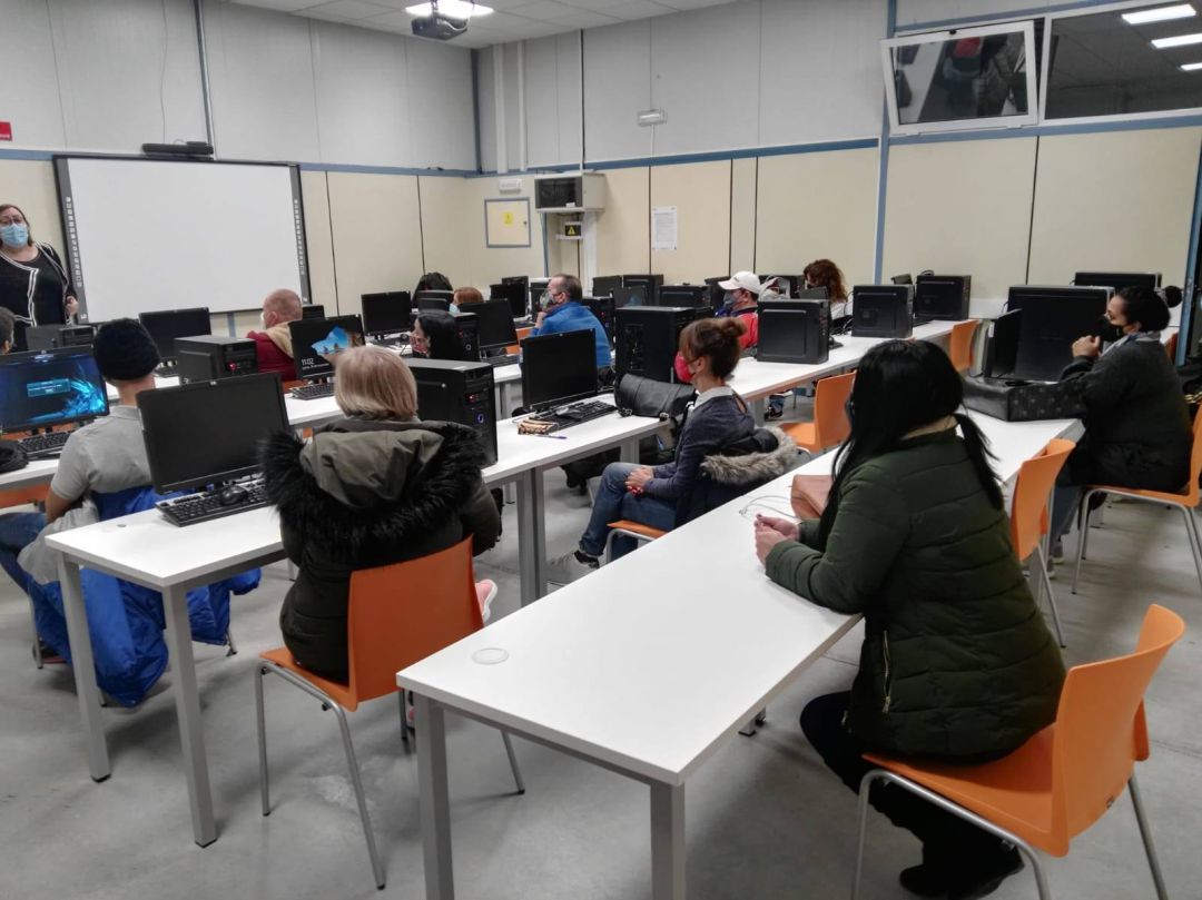 Imagen de uno de los cursos que se desarrollan en el CIFE de Fuenlabrada. Imagen de uno de los cursos que se desarrollan en el CIFE de Fuenlabrada.
