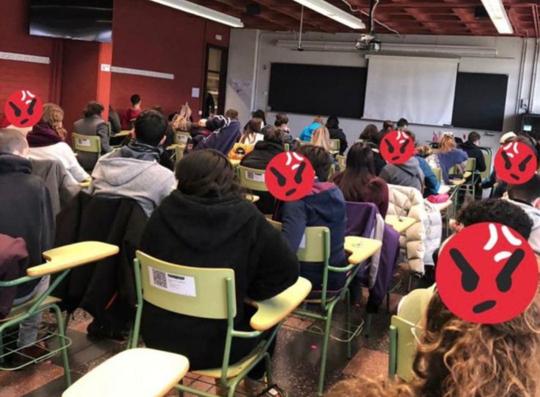 Estudiants fent l'examen de zoologia aquest dijous a l'aula pb6 de la Facultat de Ciència de la UDG sense que es respectés la distància de seguretat Estudiants fent l'examen de zoologia aquest dijous a l'aula pb6 de la Facultat de Ciència de la UDG sense que es respectés la distància de seguretat