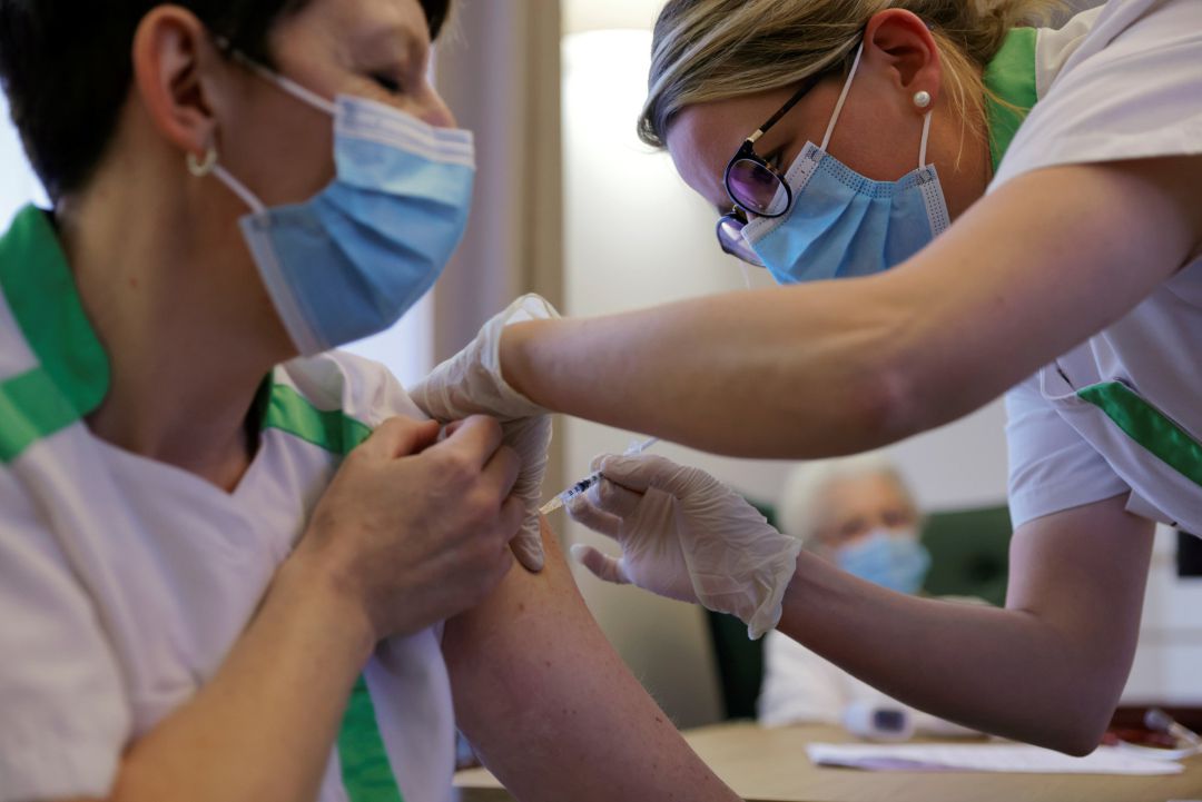 Una enfermera poniendo la vacuna a otra compañera en Francia Una enfermera poniendo la vacuna a otra compañera en Francia