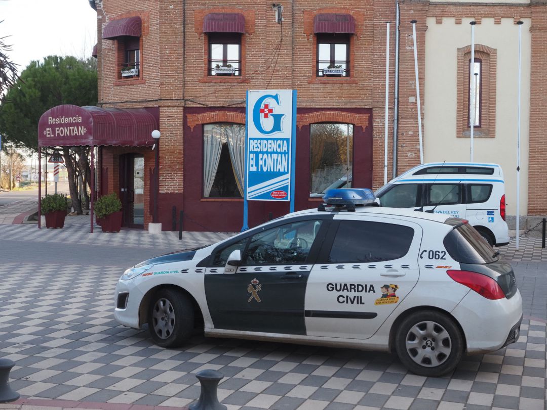 Un coche de la Guardia Civil frente a la residencia de ancianos. Un coche de la Guardia Civil frente a la residencia de ancianos.
