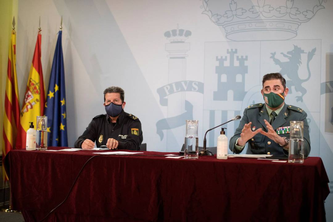 El capitán jefe de la unidad orgánica de policía judicial de la comandancia de la Guardia Civil de Barcelona (d) junto al inspector jefe del grupo primero de la sección de estupefacientes de la Policía Nacional de Barcelona (i) durante la rueda de prensa El capitán jefe de la unidad orgánica de policía judicial de la comandancia de la Guardia Civil de Barcelona (d) junto al inspector jefe del grupo primero de la sección de estupefacientes de la Policía Nacional de Barcelona (i) durante la rueda de prensa