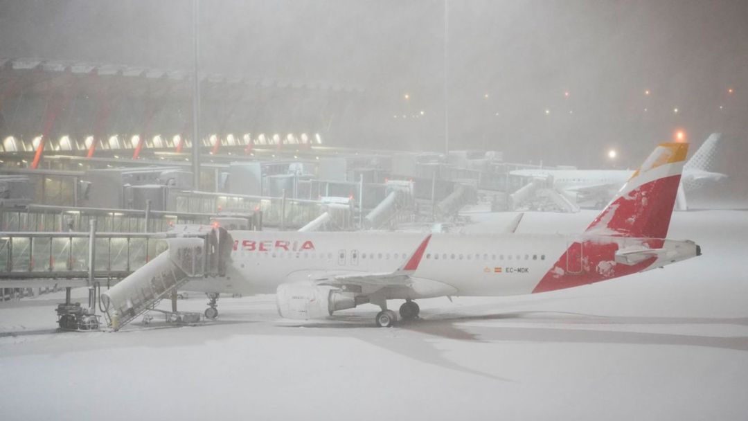 Un avión de Iberia en el aeropuerto de Barajas Un avión de Iberia en el aeropuerto de Barajas