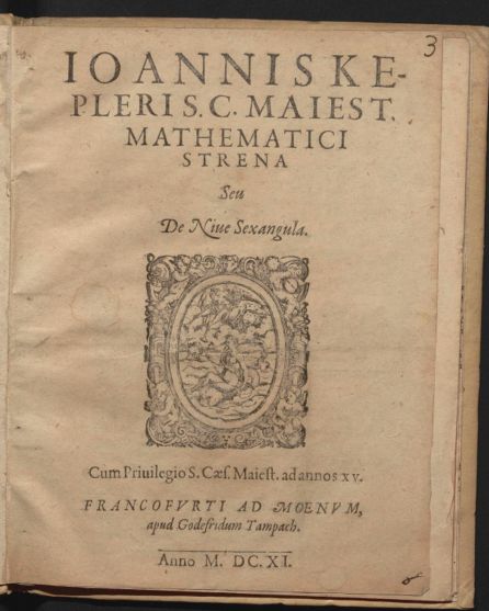 Portada de la obra Strena seu de nive sexángula de Johannes Kepler publicada en Frankfurt en 1611. Portada de la obra Strena seu de nive sexángula de Johannes Kepler publicada en Frankfurt en 1611.
