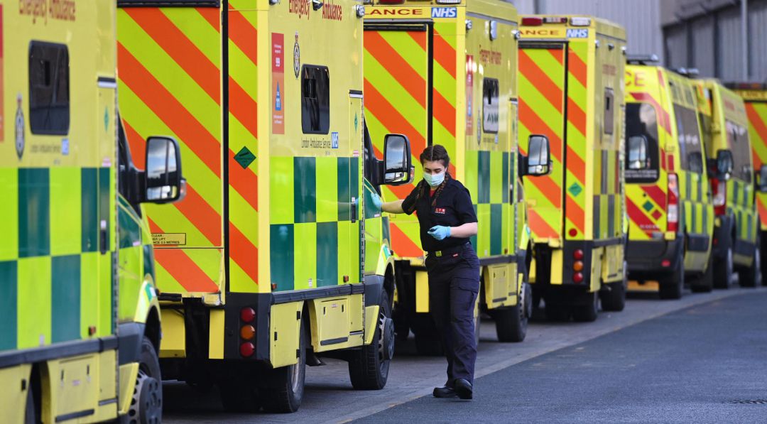 Trabajadores de ambulancia en el exterior del Royal London Hospital en Londres Trabajadores de ambulancia en el exterior del Royal London Hospital en Londres