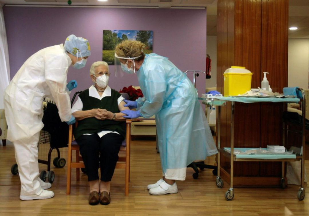 Araceli fue la primera mujer española en vacunarse contra el coronavirus. Araceli fue la primera mujer española en vacunarse contra el coronavirus.