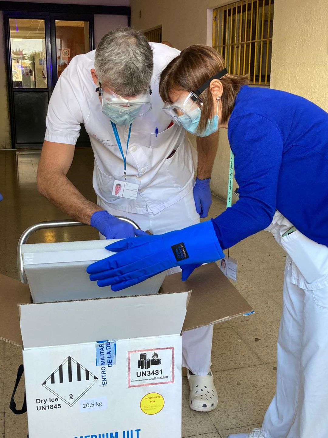 Personal sanitario con las vacunas que han llegado a Ibiza Personal sanitario con las vacunas que han llegado a Ibiza