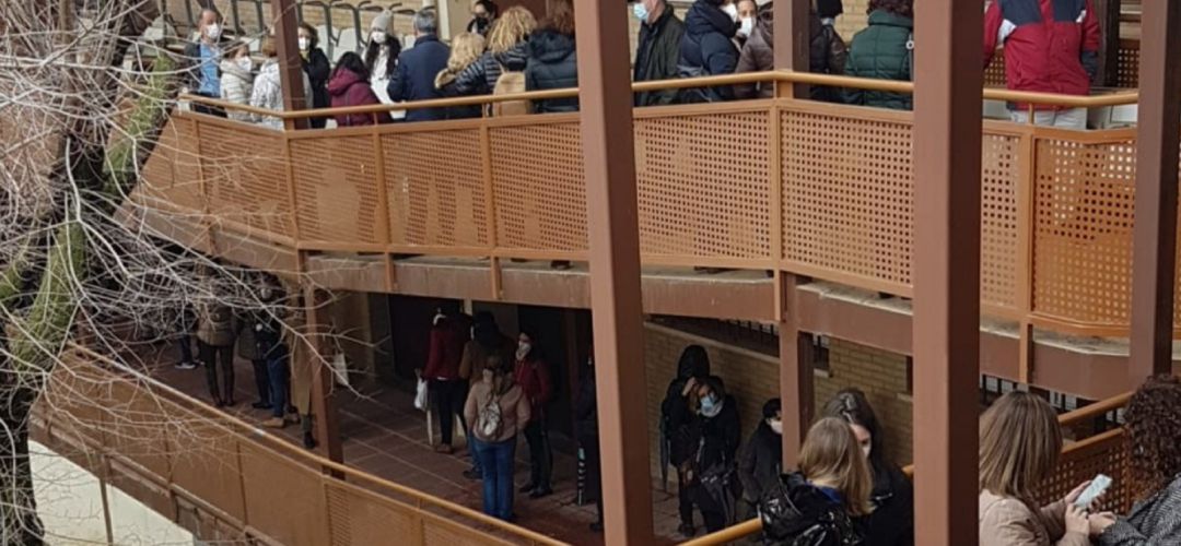 Personal docente espera en el IES Las Fuentezuelas, su turno para los test Covid previos a la vuelta a las aulas. Personal docente espera en el IES Las Fuentezuelas, su turno para los test Covid previos a la vuelta a las aulas.