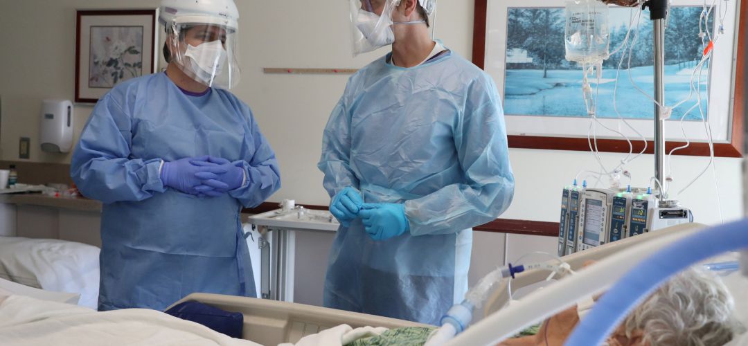 Sanitarios atienden a una paciente hospitalizada por Covid-19. Sanitarios atienden a una paciente hospitalizada por Covid-19.