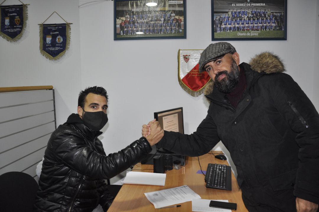 Juan Luis Gil Zarzana y Murci tras la firma del finiquito del delantero Juan Luis Gil Zarzana y Murci tras la firma del finiquito del delantero