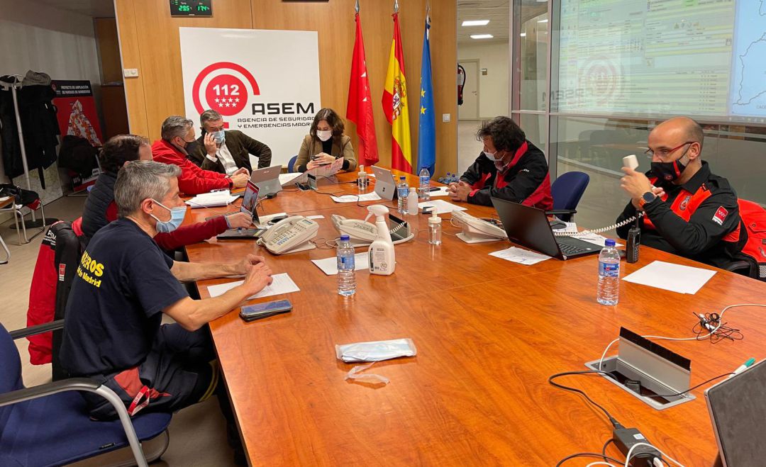 Ayuso subió esta fotografía a redes. La presidenta llegó a la sede del 112 cuando la reunión del Platercam ya había finalizado Ayuso subió esta fotografía a redes. La presidenta llegó a la sede del 112 cuando la reunión del Platercam ya había finalizado