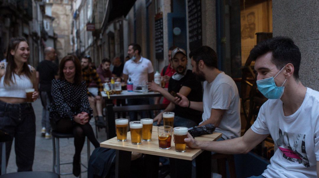 Bares y restaurantes deben cerrar a las 6 de la tarde. Bares y restaurantes deben cerrar a las 6 de la tarde.