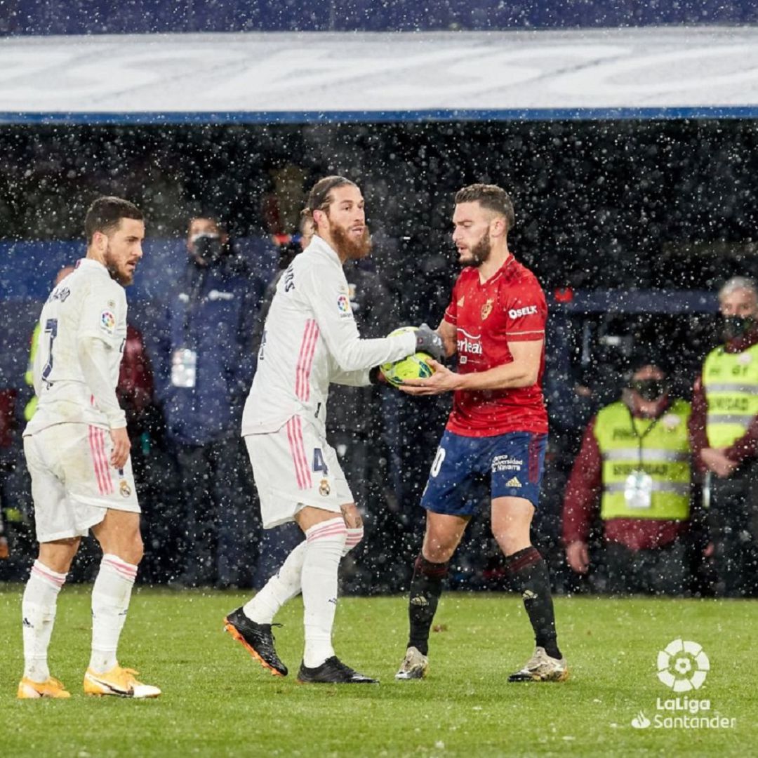 Torres y Ramos disputan un balón en el Sadar con la nieve de testigo Torres y Ramos disputan un balón en el Sadar con la nieve de testigo
