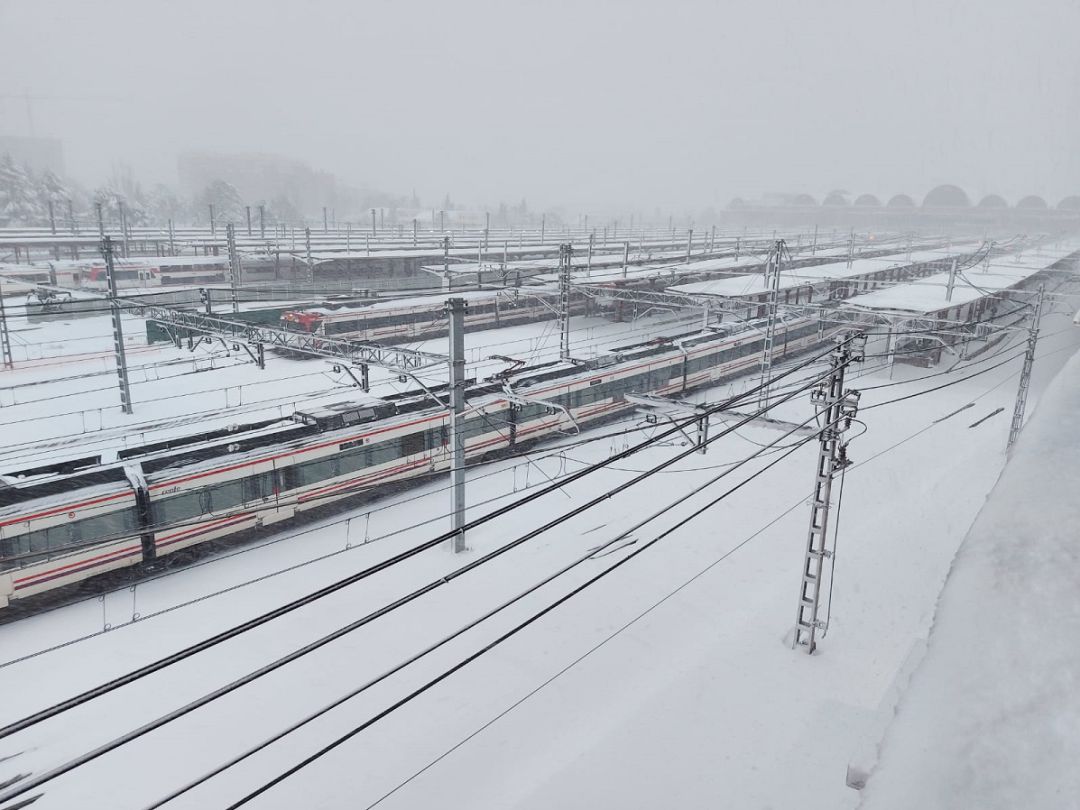 El temporal de nieve ha obligado a suspender los trenes entre Logroño y Madrid. El temporal de nieve ha obligado a suspender los trenes entre Logroño y Madrid.