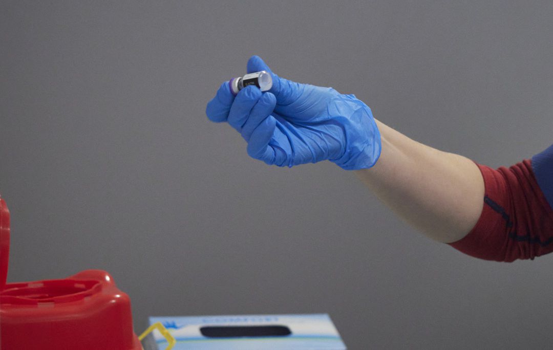 Una trabajadora sanitaria manipula el material necesario para administrar la vacuna contra la COVID-19 Una trabajadora sanitaria manipula el material necesario para administrar la vacuna contra la COVID-19