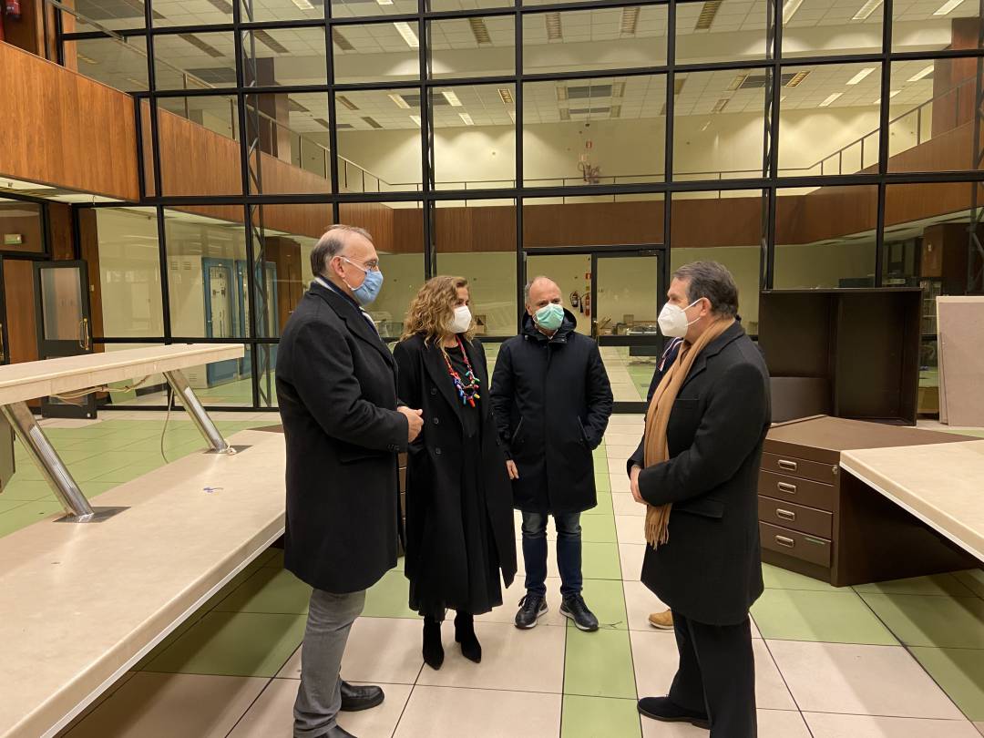El rector de la Universiade de Vigo, Manuel Reigosa, charla con el alcalde de la ciudad, Abel Caballero, durante la visita, acompañados por el delegado de Zona franca, David Regades y la presidenta de la Diputación de Pontevedra, Carmela Silva, al edificio cedido temporalmente la para la realizaciónde exámenes universitarios durante la pandemia del coronavirus. El rector de la Universiade de Vigo, Manuel Reigosa, charla con el alcalde de la ciudad, Abel Caballero, durante la visita, acompañados por el delegado de Zona franca, David Regades y la presidenta de la Diputación de Pontevedra, Carmela Silva, al edificio cedido temporalmente la para la realizaciónde exámenes universitarios durante la pandemia del coronavirus.
