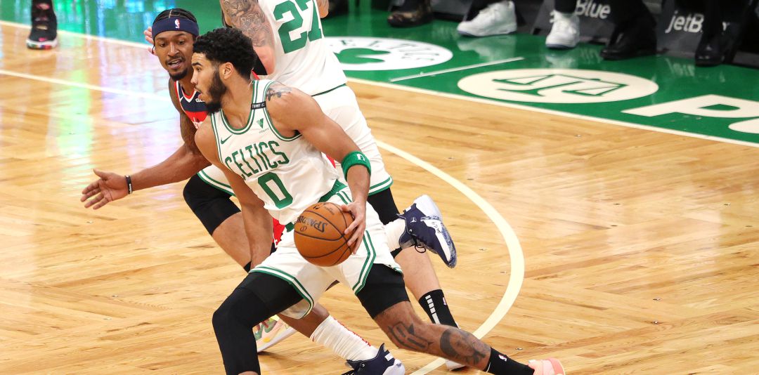 Jayson Tatum y Bradley Beal, durante el partido entre Celtics y Wizards de este viernes Jayson Tatum y Bradley Beal, durante el partido entre Celtics y Wizards de este viernes