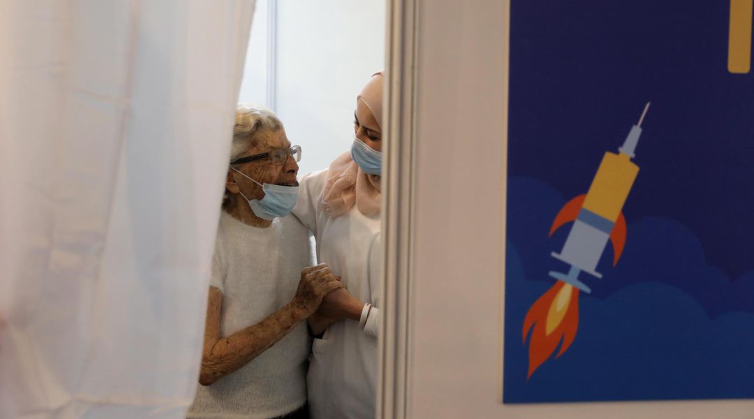 Una anciana abraza a una enfermera israelí tras recibir la vacuna contra en coronavirus el 31 de diciembre Una anciana abraza a una enfermera israelí tras recibir la vacuna contra en coronavirus el 31 de diciembre