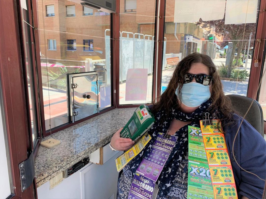 Elena Jordán, vendedora en Gallarta, ha repartido 265.000 euros entre sus vecinos
Elena Jordán, vendedora en Gallarta, ha repartido 265.000 euros entre sus vecinos
