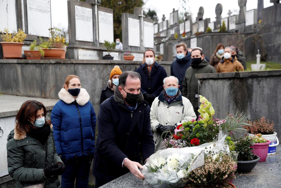 El presidente del PP en el País Vasco,Carlos Iturgaiz, este sábado en el homenaje de su partido al concejal de Zarautz José Ignacio Iruretagoyena, asesinado por ETA hace 23 años El presidente del PP en el País Vasco,Carlos Iturgaiz, este sábado en el homenaje de su partido al concejal de Zarautz José Ignacio Iruretagoyena, asesinado por ETA hace 23 años