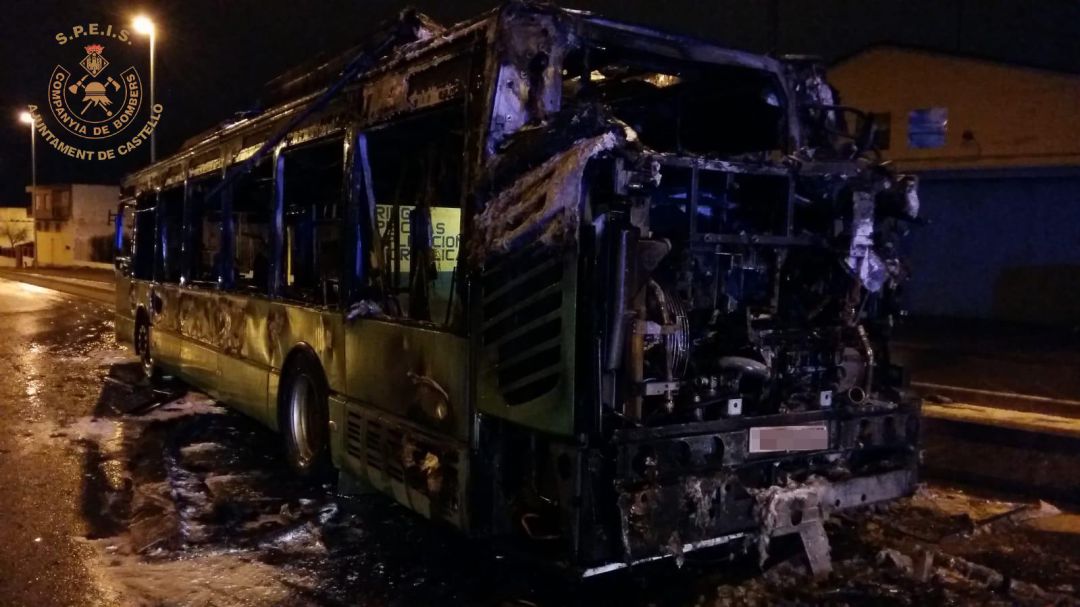 El autobús ha resultado muy dañado por la virulencia de las llamas y los principales desperfectos se han registrado en la parte trasera del vehículo, en el techo y en unos de sus laterales El autobús ha resultado muy dañado por la virulencia de las llamas y los principales desperfectos se han registrado en la parte trasera del vehículo, en el techo y en unos de sus laterales