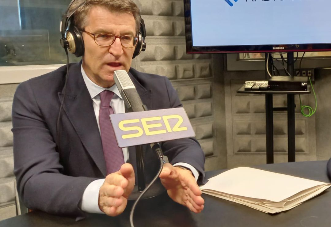 El presidente de la Xunta, Alberto Núñez Feijóo, durante una entrevista en la Cadena SER. El presidente de la Xunta, Alberto Núñez Feijóo, durante una entrevista en la Cadena SER.