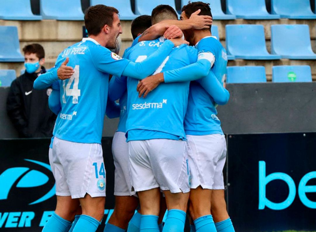 Los jugadores ibicencos festejando el primer gol Los jugadores ibicencos festejando el primer gol