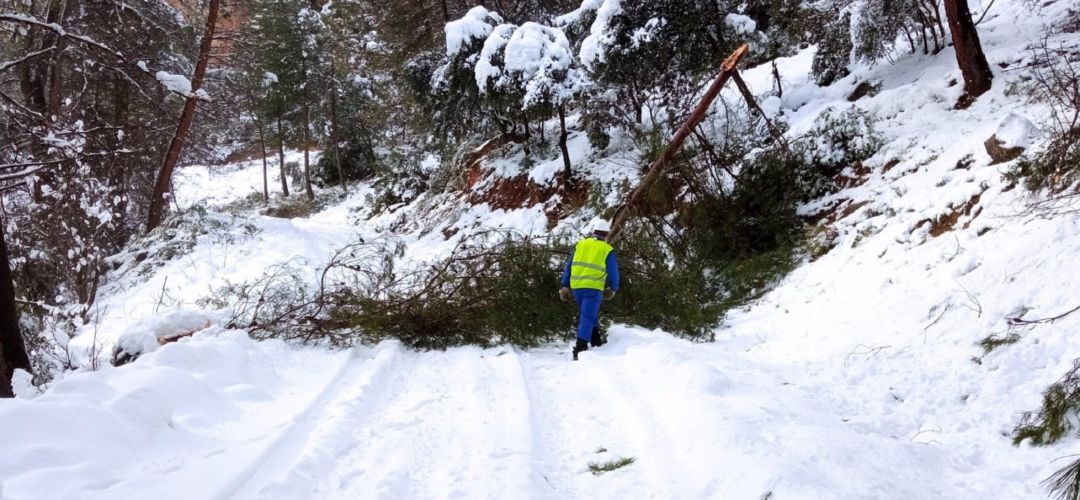 Trabajadores retirando obstáculos de la carretera para el rescate de las aldeas incomunicadas. Trabajadores retirando obstáculos de la carretera para el rescate de las aldeas incomunicadas.