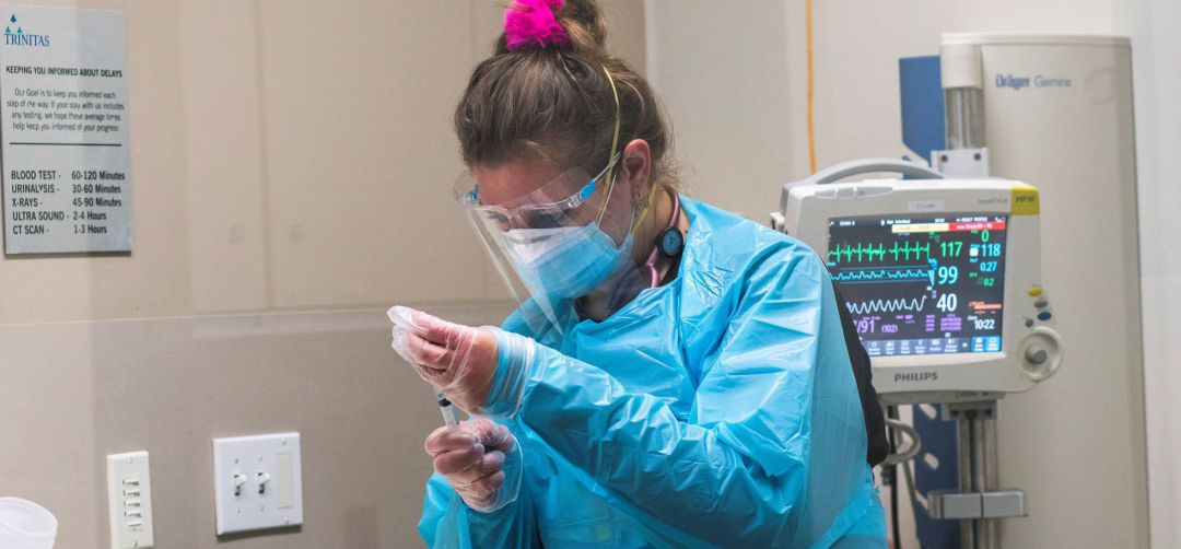 Una sanitaria prepara la vacuna del coronavirus. Una sanitaria prepara la vacuna del coronavirus.