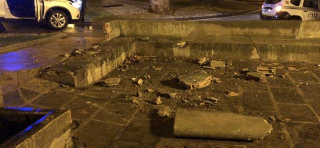 Destrozos ocasionados por un vehículo que circulaba a gran velocidad en Mancha Real. Destrozos ocasionados por un vehículo que circulaba a gran velocidad en Mancha Real.