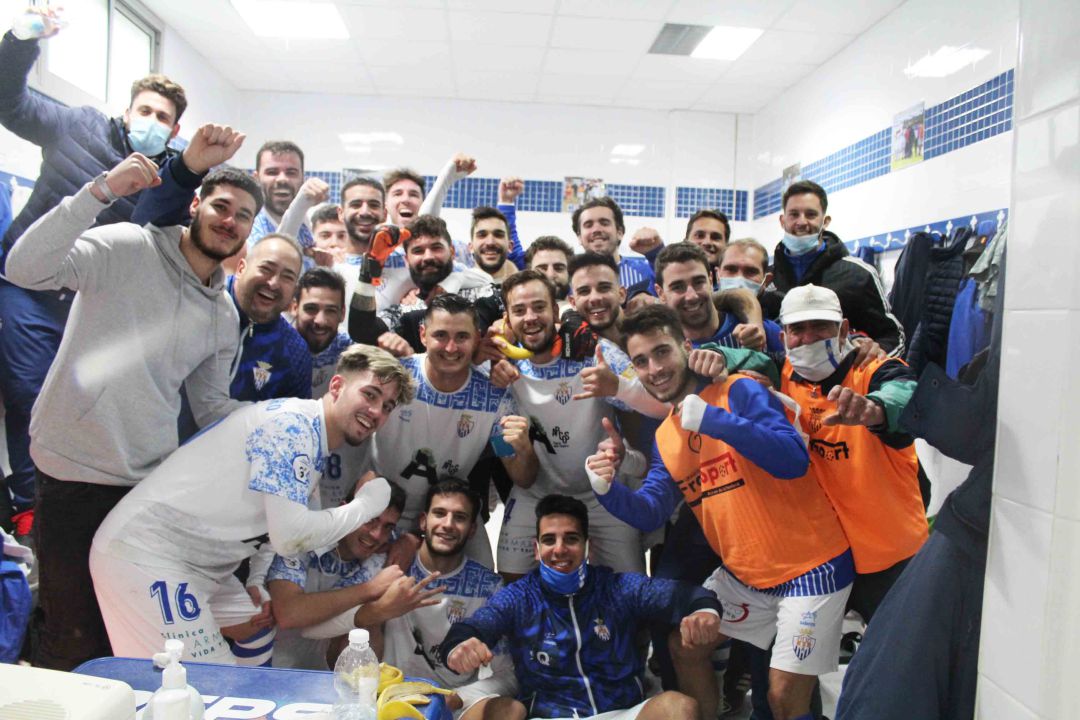 Jugadores y técnicos del Arcos celebran la victoria en el vestuario Jugadores y técnicos del Arcos celebran la victoria en el vestuario