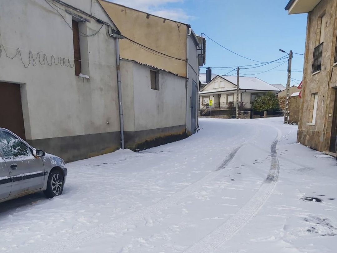 Una calle de Ferreras de Arriba cubierta por la nieve Una calle de Ferreras de Arriba cubierta por la nieve