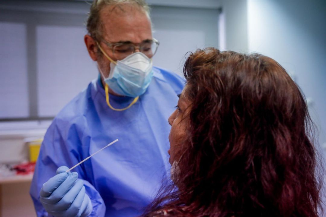 Un sanitario realiza una prueba PCR Un sanitario realiza una prueba PCR