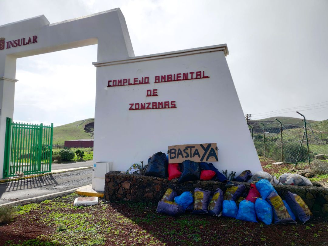 Recogida de basura este domingo en las inmediaciones del Complejo Ambiental de Zonzamas. Recogida de basura este domingo en las inmediaciones del Complejo Ambiental de Zonzamas.