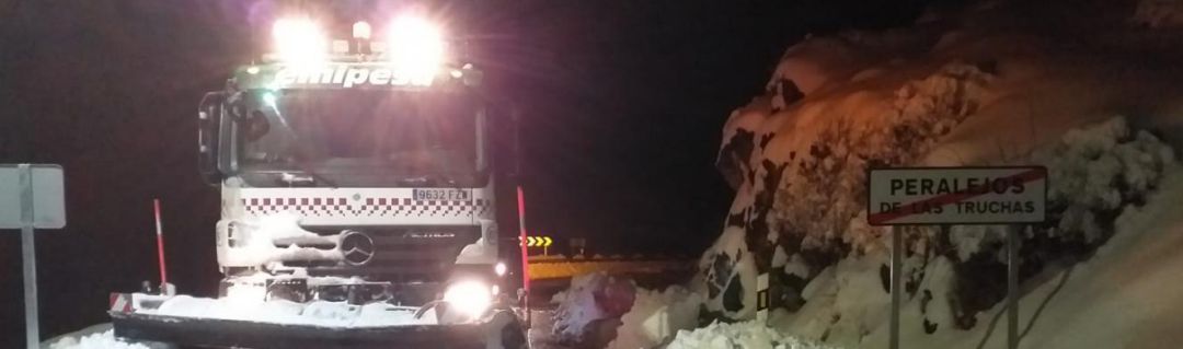 Una quitanieves limpia la carretera Una quitanieves limpia la carretera