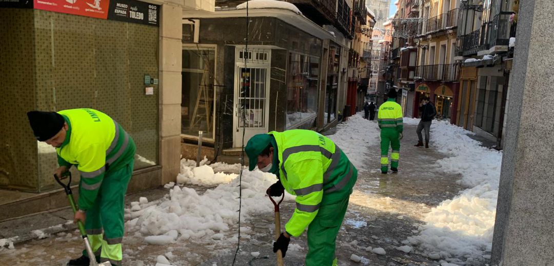Avanzan lentamente los trabajos de limpieza en las calles del casco toledano por la dificultad de su trazado Avanzan lentamente los trabajos de limpieza en las calles del casco toledano por la dificultad de su trazado