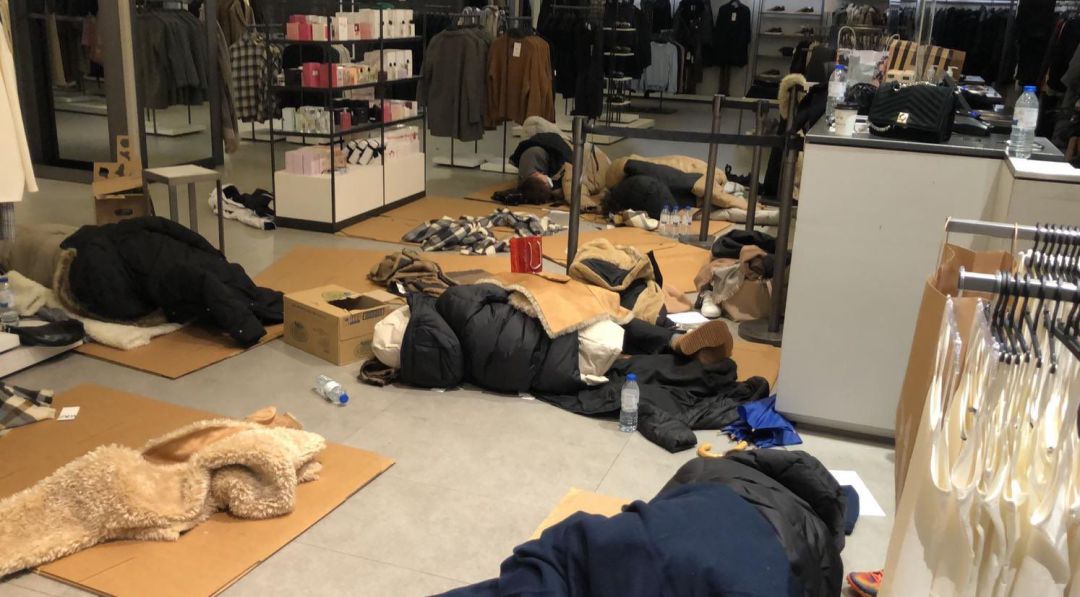 Atrapados en un centro comercial por la nieve: "Cuando vamos a poder salir no lo sabemos". Atrapados en un centro comercial por la nieve: "Cuando vamos a poder salir no lo sabemos".