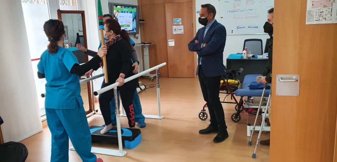 El secretario general de la Consejería, Antonio Sánchez Lorente, visita la Asociación Murciana de Esclerosis Múltiple.
El secretario general de la Consejería, Antonio Sánchez Lorente, visita la Asociación Murciana de Esclerosis Múltiple.