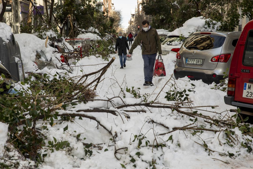 Varios vecinos pasean por una calle de Madrid Varios vecinos pasean por una calle de Madrid
