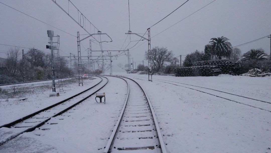 Renfe suspende por el temporal los trenes en Aragón, excepto el Cercanías entre Miraflores y Casetas (Zaragoza). Renfe suspende por el temporal los trenes en Aragón, excepto el Cercanías entre Miraflores y Casetas (Zaragoza).