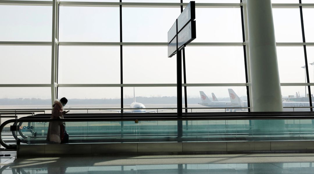 Un viajero en el aeropuerto internacional de Wuhan-Tianhe, en la ciudad china epicentro del coronavirus Un viajero en el aeropuerto internacional de Wuhan-Tianhe, en la ciudad china epicentro del coronavirus